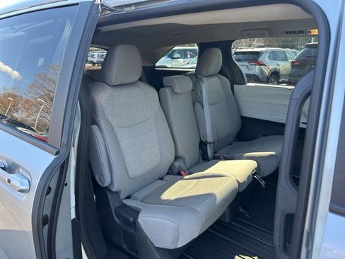 Used 2025 Toyota Sienna LE image 19