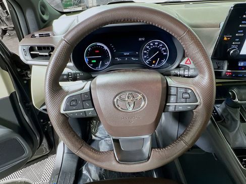 Certified 2024 Toyota Sienna Platinum FWD image 11