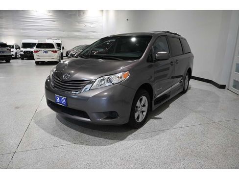 Used 2017 Toyota Sienna LE FWD image 10