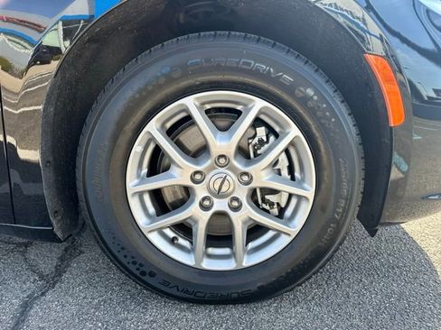 Used 2024 Chrysler Pacifica Touring-L image 6