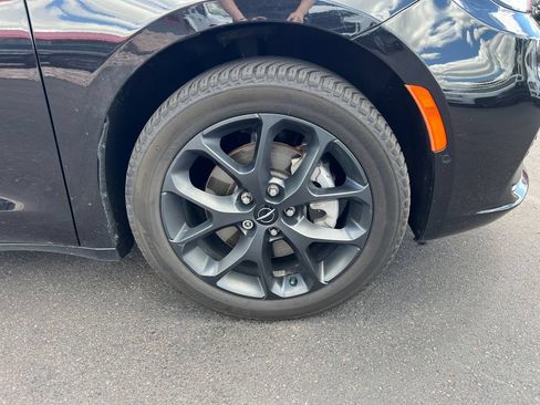 Used 2021 Chrysler Pacifica Touring-L w/ Premium & Safety Sphere Group AWD/4WD image 18