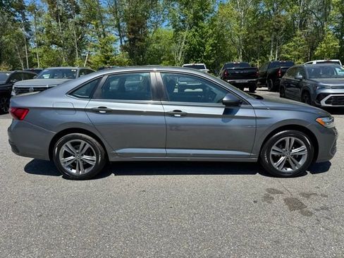 Used 2022 Volkswagen Jetta SE FWD image 4