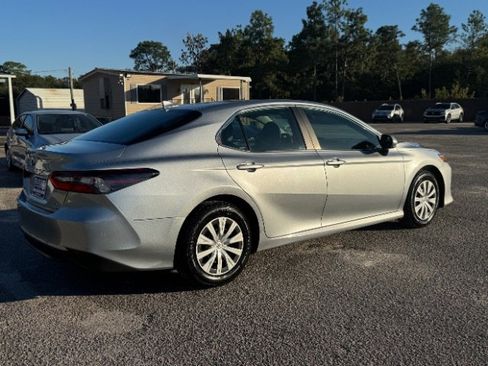 Used 2022 Toyota Camry LE image 3