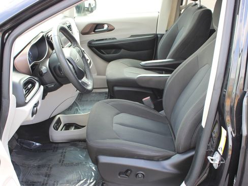 Used 2022 Chrysler Voyager LX FWD image 12