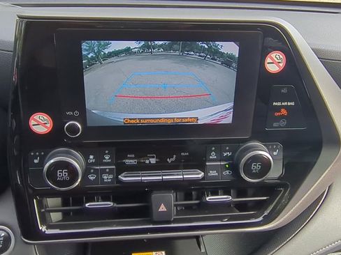 Certified 2024 Toyota Highlander XLE AWD/4WD image 18