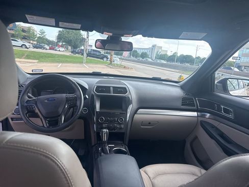 Used 2018 Ford Explorer XLT w/ Equipment Group 202A FWD image 11