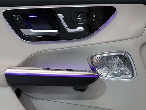 Used 2025 Mercedes-Benz GLC 350e 4MATIC image 3