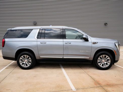 Used 2025 GMC Yukon XL Denali AWD/4WD image 2
