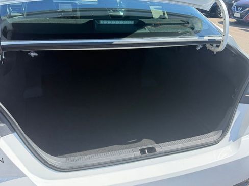 Used 2025 Toyota Camry SE image 9