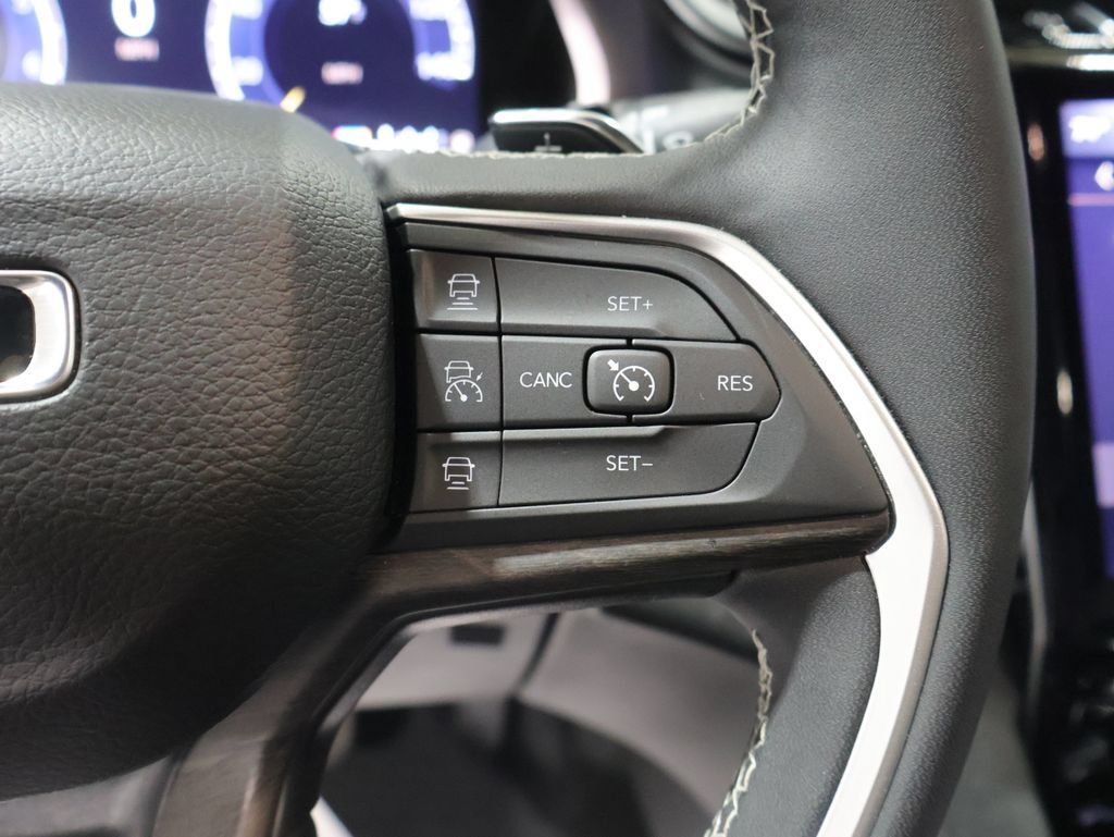 Used 2025 Jeep Grand Cherokee L Limited AWD/4WD image 38