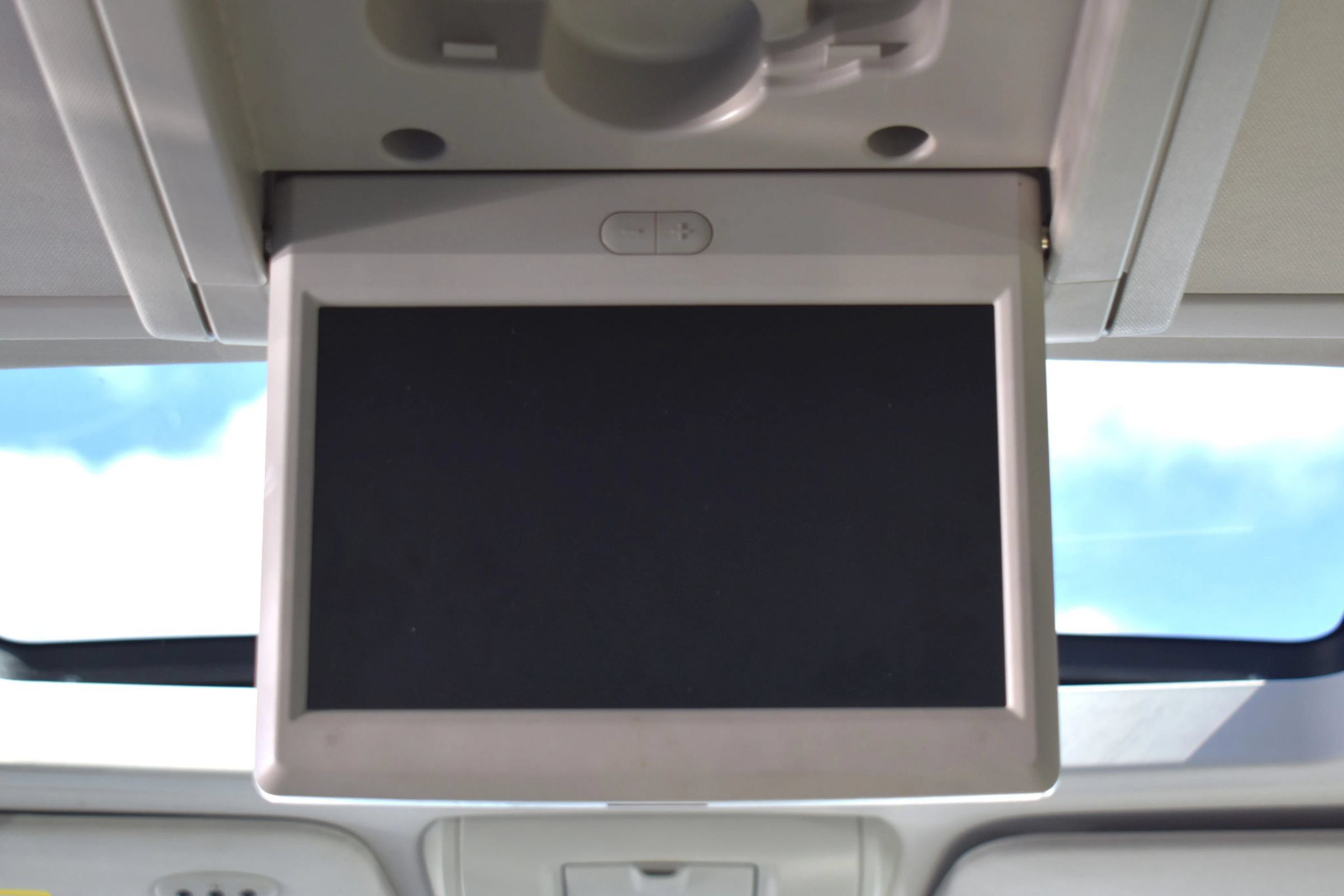 Used 2014 Chrysler Town & Country Limited w/ Luxury Group FWD image 29