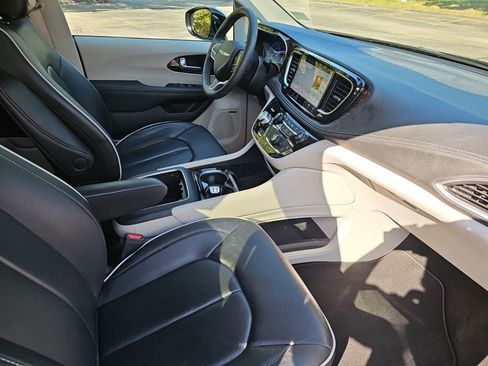 Used 2023 Chrysler Pacifica Limited w/ Uconnect Theater Family Group FWD image 10