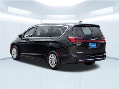 Used 2024 Chrysler Pacifica Touring-L FWD image 4