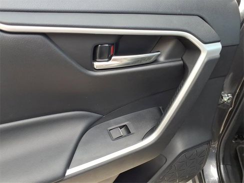 Used 2022 Toyota RAV4 XLE Premium image 6