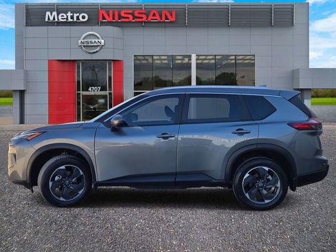 Used 2024 Nissan Rogue SV w/ SV Premium Package image 3