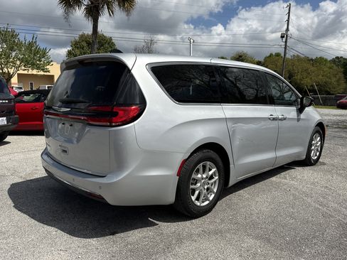 Used 2024 Chrysler Pacifica Touring-L image 5