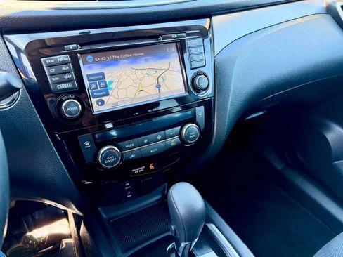 Used 2016 Nissan Rogue SV w/ SV Premium Package image 14