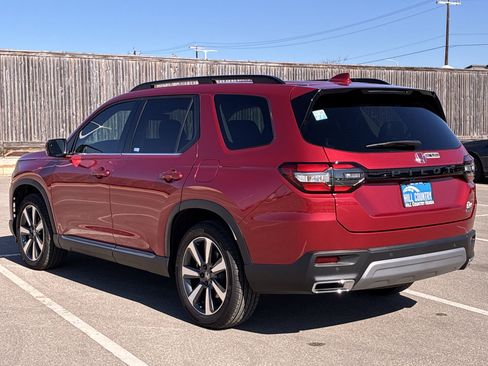 Certified 2025 Honda Pilot Touring image 4