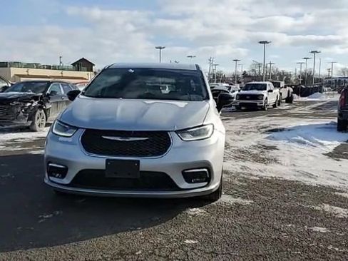 Used 2024 Chrysler Pacifica Touring-L FWD image 3