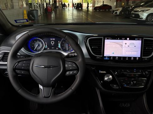 Used 2025 Chrysler Pacifica Limited FWD image 19
