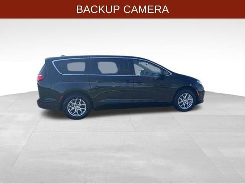 Used 2024 Chrysler Pacifica Touring-L FWD image 8