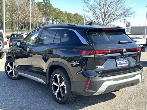 New 2025 Volkswagen Tiguan SE image 8