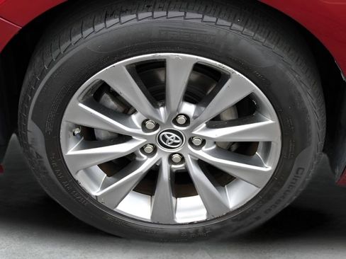 Used 2015 Toyota Camry XLE w/ Moonroof Package image 2