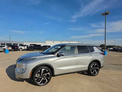 Used 2022 Mitsubishi Outlander SE image 1