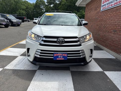 Used 2017 Toyota Highlander XLE w/ Protection Package #3 AWD/4WD image 6