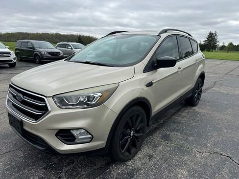 Used 2017 Ford Escape SE w/ SE Sport Appearance Package FWD image 1