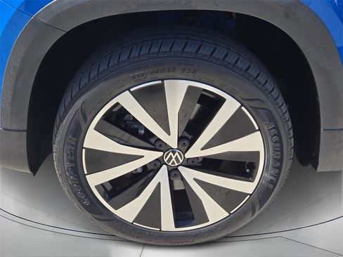 Certified 2022 Volkswagen Taos SE w/ IQ.Drive SE Package image 9