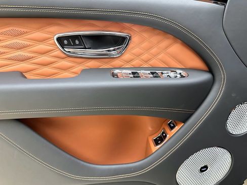 Used 2024 Bentley Bentayga image 19