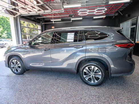 Used 2021 Toyota Highlander XLE AWD/4WD image 2