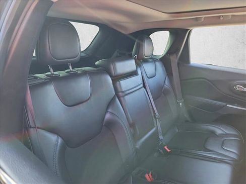 Used 2019 Jeep Cherokee Latitude Plus w/ Comfort/Convenience Group image 16