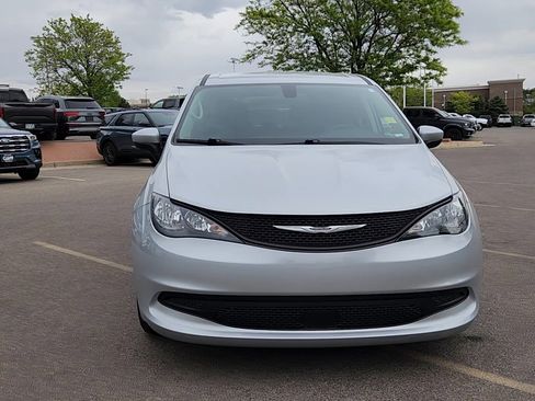 Used 2022 Chrysler Voyager LX FWD image 4