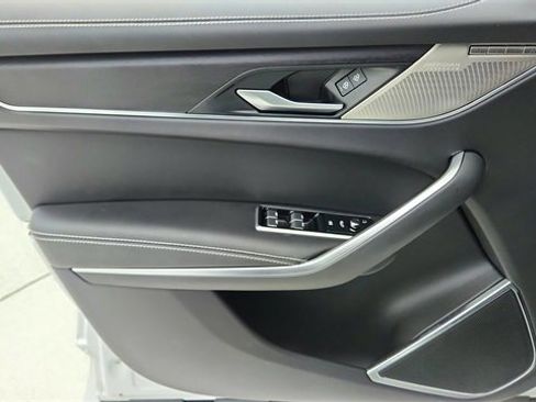 Used 2025 Jaguar F-PACE R-Dynamic S image 33