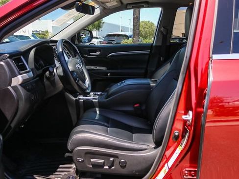 Used 2018 Toyota Highlander SE FWD image 25