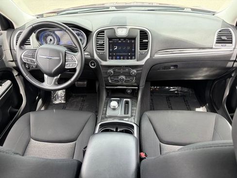 Used 2019 Chrysler 300 Touring w/ Chrome Appearance Package RWD image 16