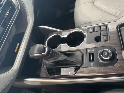 Used 2023 Toyota Highlander Limited image 19