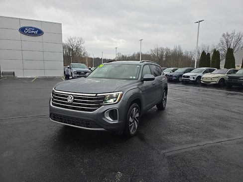 Used 2024 Volkswagen Atlas SE image 2
