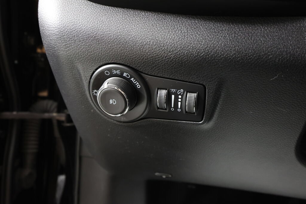 Used 2023 Jeep Compass Latitude AWD/4WD image 31