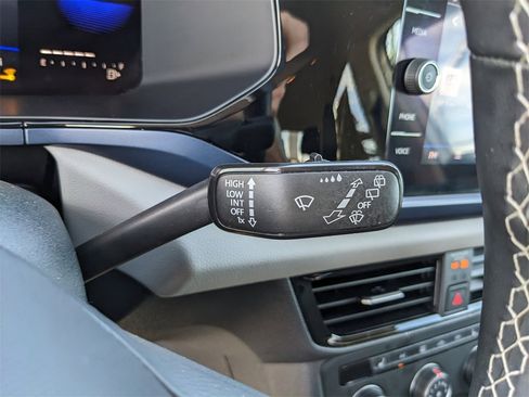 Certified 2022 Volkswagen Taos SE image 33