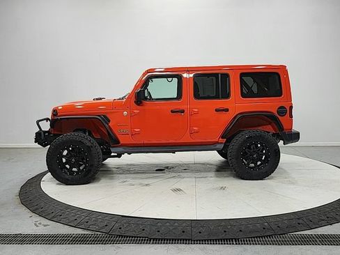 Used 2018 Jeep Wrangler Unlimited Sahara AWD/4WD image 4