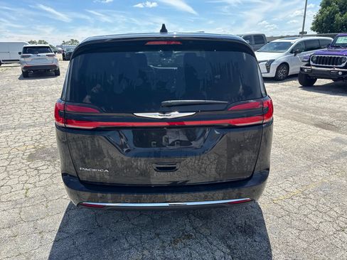 Used 2023 Chrysler Pacifica Touring-L FWD image 7