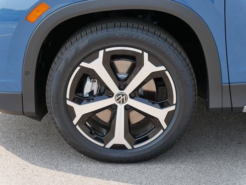 Certified 2025 Volkswagen Tiguan SE image 4