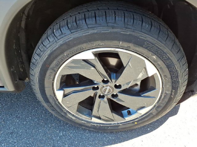 Used 2025 Nissan Rogue SV AWD/4WD image 12