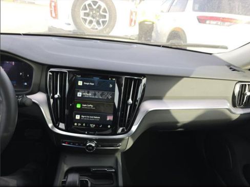 Used 2025 Volvo S60 B5 Core image 9