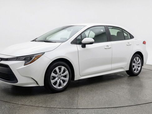 Used 2025 Toyota Corolla LE FWD image 3