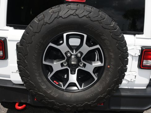 Used 2023 Jeep Wrangler Unlimited Rubicon w/ Cold Weather Group AWD/4WD image 19