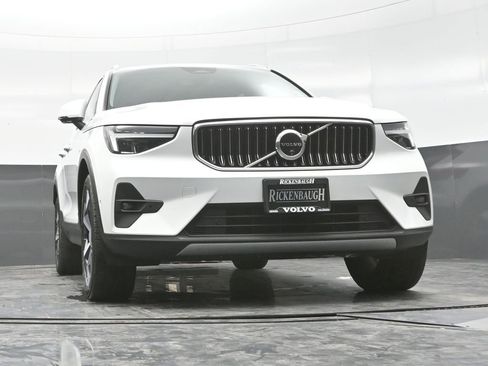 Used 2025 Volvo XC40 B5 Plus AWD/4WD image 23